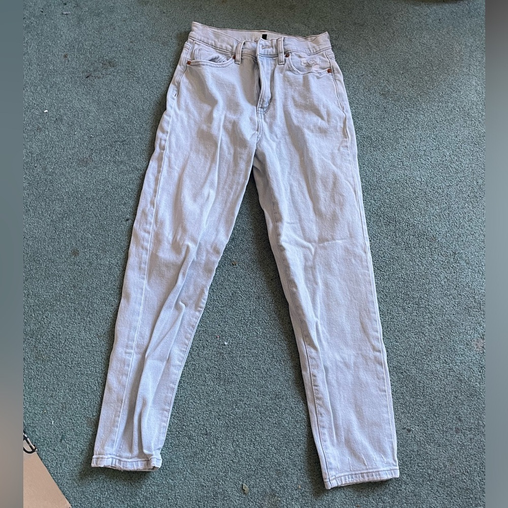 LIGHT WASH JEANS